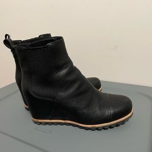 Black leather Ugg wedge boot, women’s 8.5